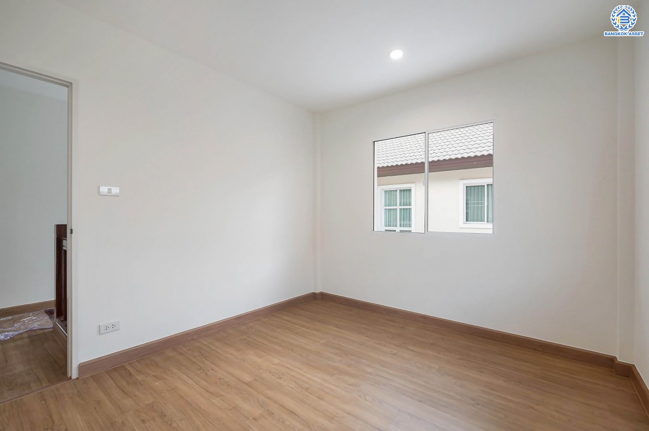 บ้านมือสองตกแต่งใหม่ โครงการ ชวนชื่น กรีนบาวด์ เนื้อที่ 54 ตร.ว. ฟังก์ชัน 3 ห้องนอน 3 ห้องน้ำ 1 ห้องอเนกประสงค์ จอดรถได้ 2 คัน บรรยากาศเงียบสงบเป็นส่วนตัว สิ่งอำนวยความสะดวกมากมาย! บนทำเลศักยภาพ หน้าโครงการติดถนนใหญ่ ใกล้จุดขึ้นทางด่วน "ศรีสมาน"